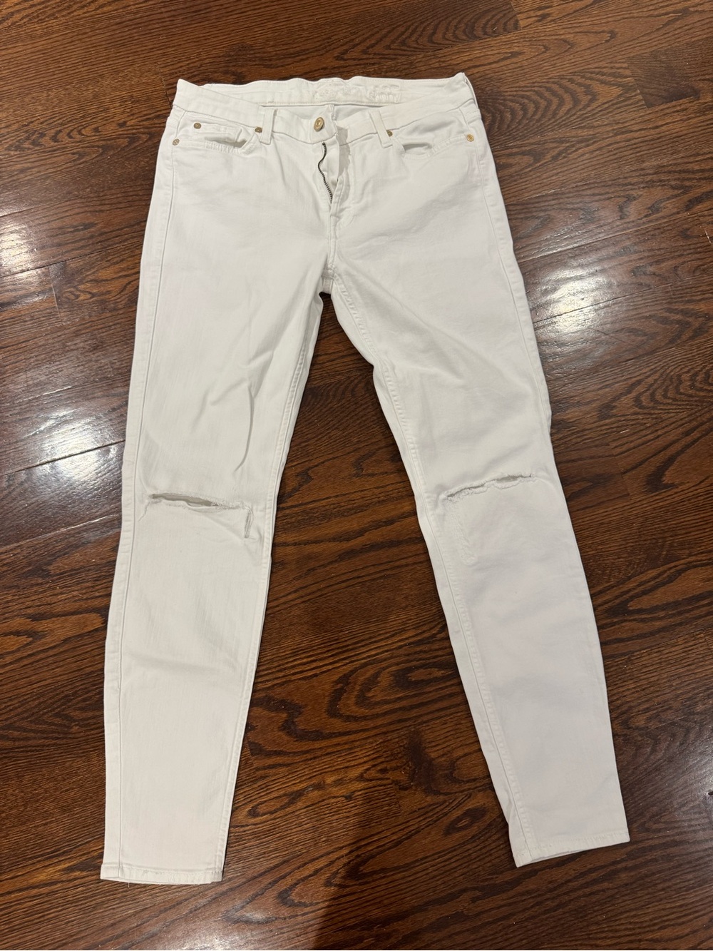 7 for all man kind Women’s mid waist White Skinny Jeans ripped at the Knees.